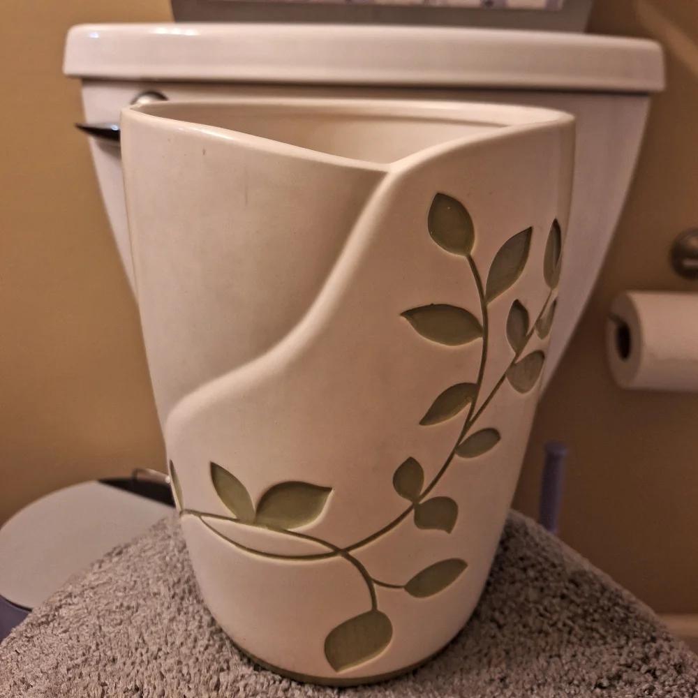 Ceramic bathroom set with matching shower curtain and decorative towels - Picture 3 of 6